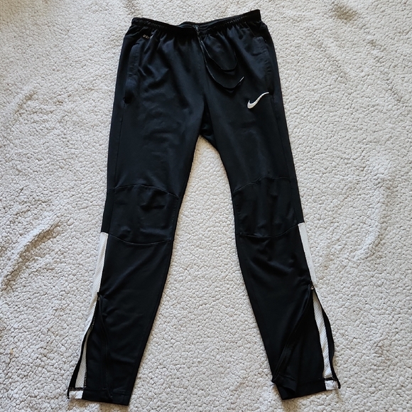 NIKE Black & White Athletic Joggers & VICTORIA SECRET SPORT Black Capri Leggings - Picture 6 of 16
